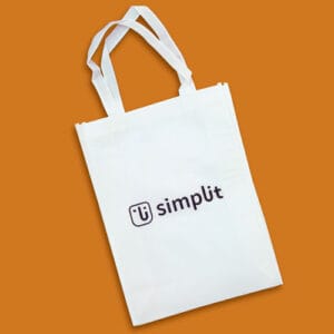 Bolsa TNT blanca con logotipo estampado en negro de Simplit