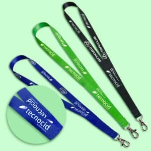 Tres lanyard de colores azul, verde y negro con logotipos de tecnocid
