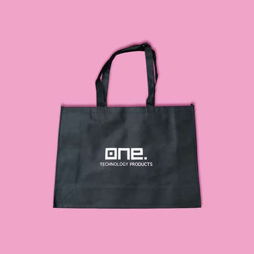 Bolsa TNT negra con el logotipo de One en blanco