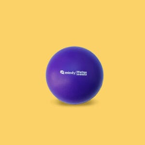 Pelota morada anti stress con logotipo Mindy estampado en blanco