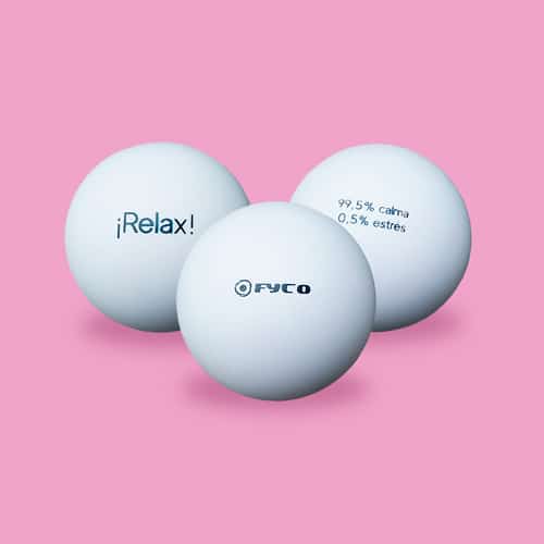 Tres pelotas blancas Anti Stress con logotipo Fyco estampado