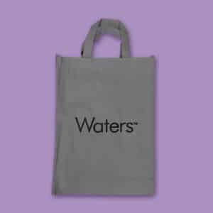 Bolsa TNT gris con logo Waters impreso en negro