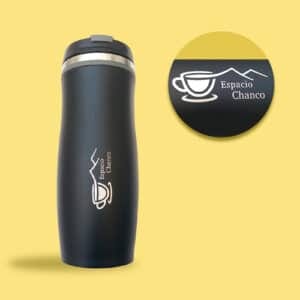 Mug negro de acero inoxidable con logotipo grabado en láser de Espacio Chanco