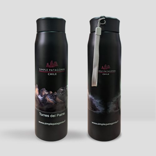 Botella de Acero inoxidable negra con el logo de Simple Patagonia