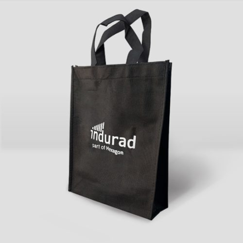 Bolsa TNT de 25x30 cm negra con logotipo en blanco Indurad