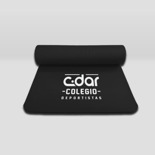 Mat de yoga negro con logotipo cdar