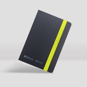 Libreta mediana PVC negra con elastico amarillo y logotipo interwins motorola