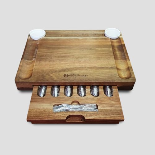 Tabla de quesos con herramientas y logo interwins