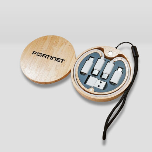 Multiconector de bambú con logotipo Fortinet