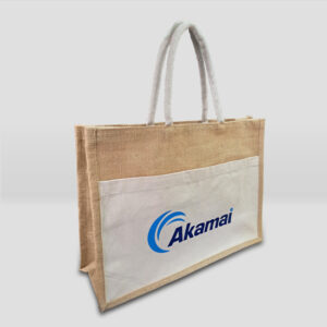 Bolsa de yute con bolsillo de canva e impresión con logo AKAMAI a dos colores