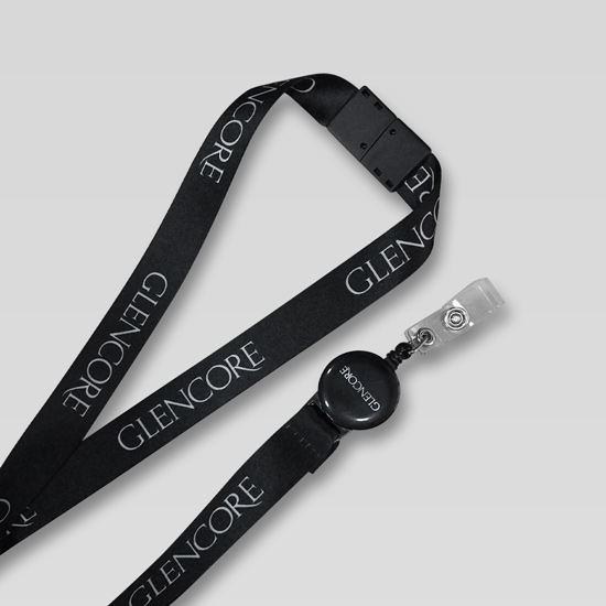 Lanyard de seguridad negro con yoyo, ambos con logo glencore blanco