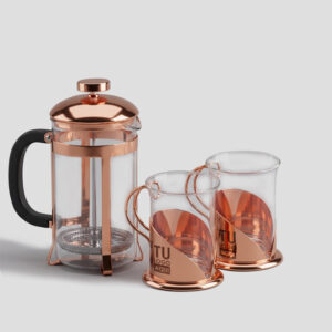 Set de cafetera francesa y tazas cobrizadas. ambas tazas con grabado láser